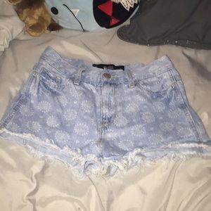 High waisted hollister shorts w white flowers🌺
